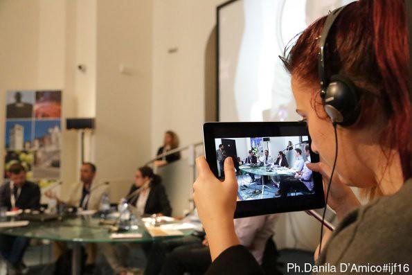 Journaliste avec son smartphone